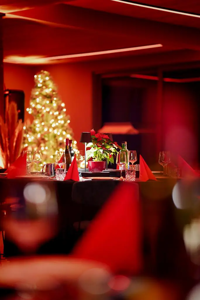 Elegant Table Setting Backdrop with Red Accents and Christmas Tree — Christmas Party Backdrop