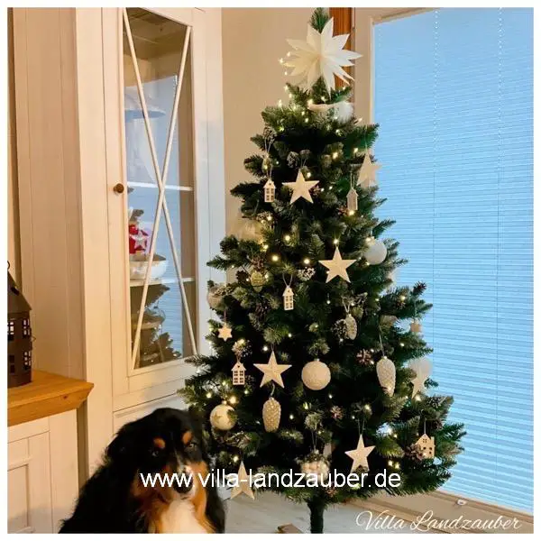 Decorated Farmhouse Christmas Tree with a Dog Companion Decorated Farmhouse Christmas Tree with a Dog Companion — Rustic Christmas Tree