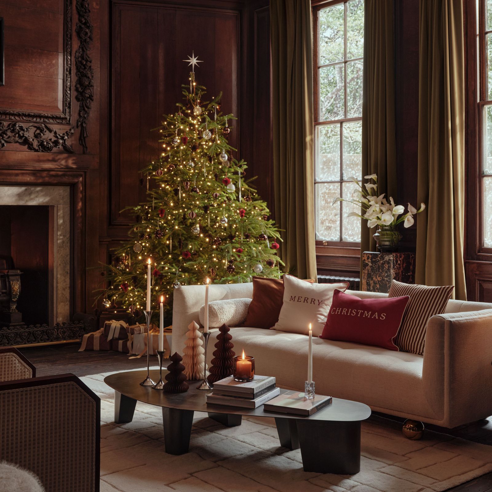 Weihnachtsbaum schmücken: 3 außergewöhnliche Stil-Ideen von AD100-Designer:innen | AD Magazin