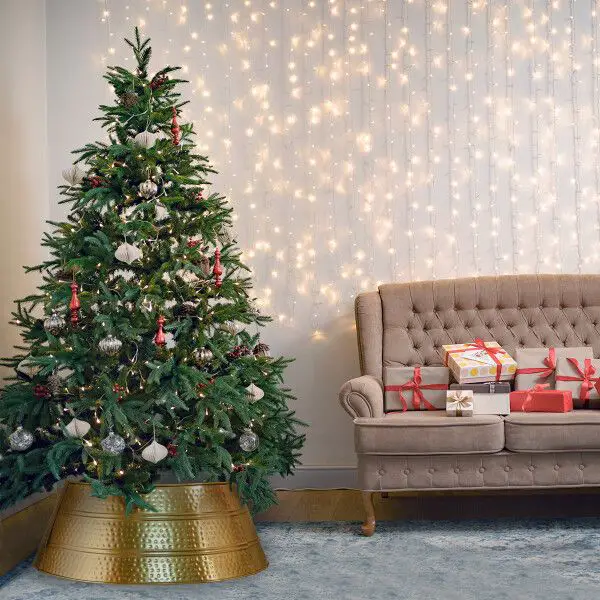 Large Decorated Christmas Tree with Gold Tree Collar Large Decorated Christmas Tree with Gold Tree Collar — Scandinavian Christmas Tree