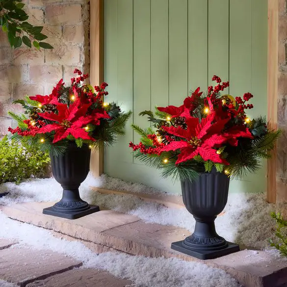 Traditional Outdoor Christmas Planters with Fairy Lights Traditional Outdoor Christmas Planters with Fairy Lights — Christmas Centerpiece