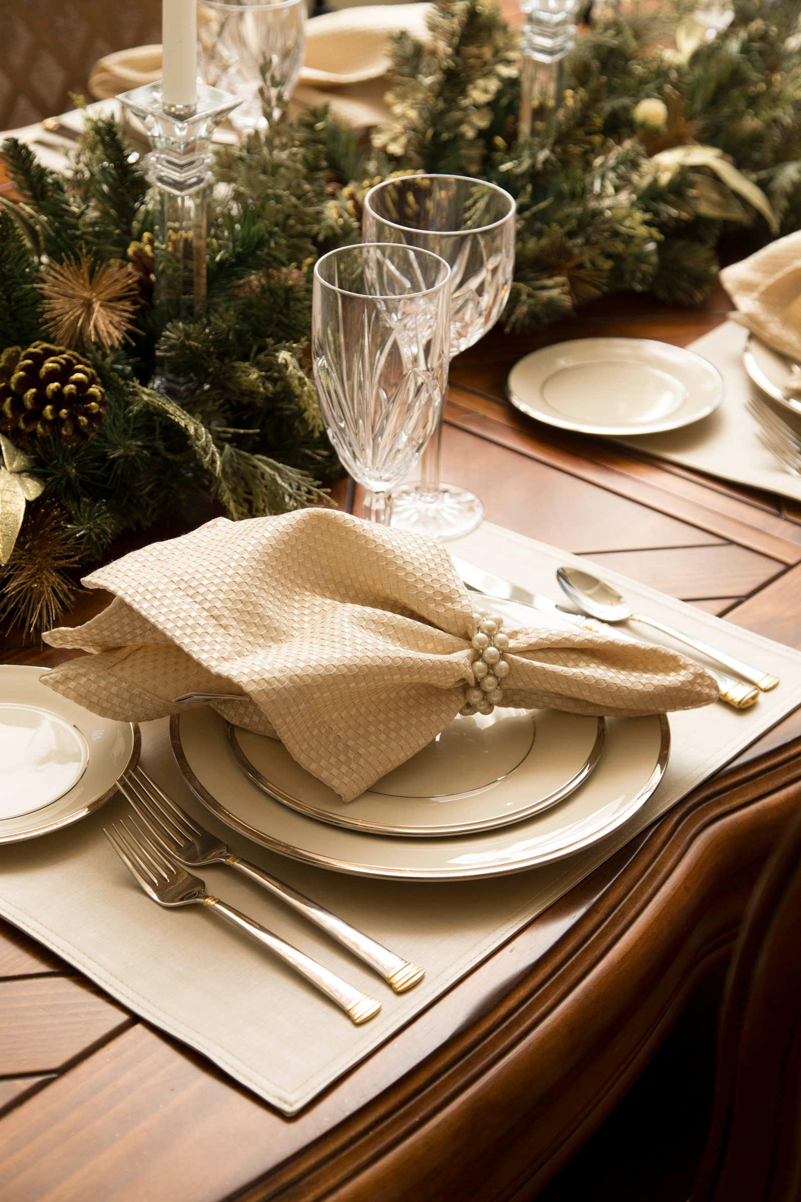Classic Christmas Elegance with Pearl Napkin Rings Classic Christmas Elegance with Pearl Napkin Rings — Elegant Christmas Table Setting