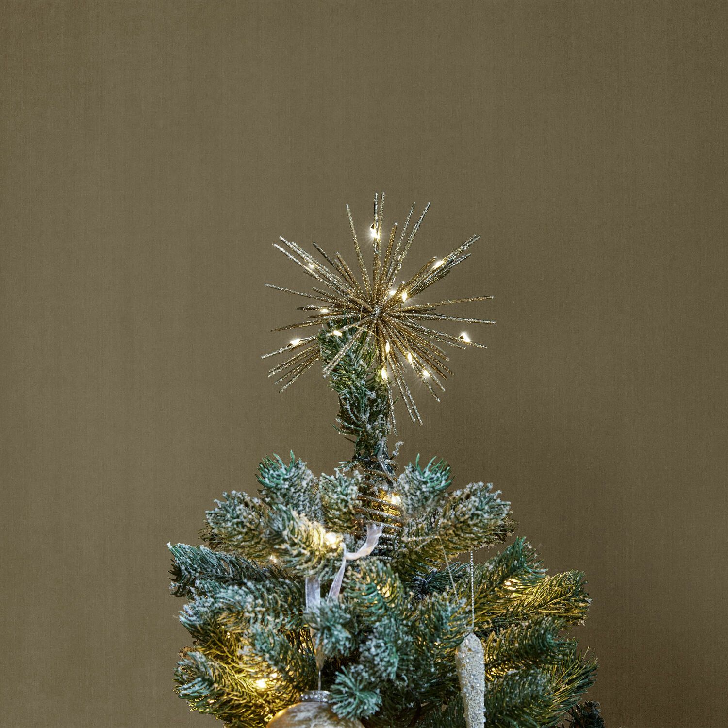 Illuminated Gold Starburst Topper for a Magical Glow Illuminated Gold Starburst Topper for a Magical Glow — Christmas Tree Topper