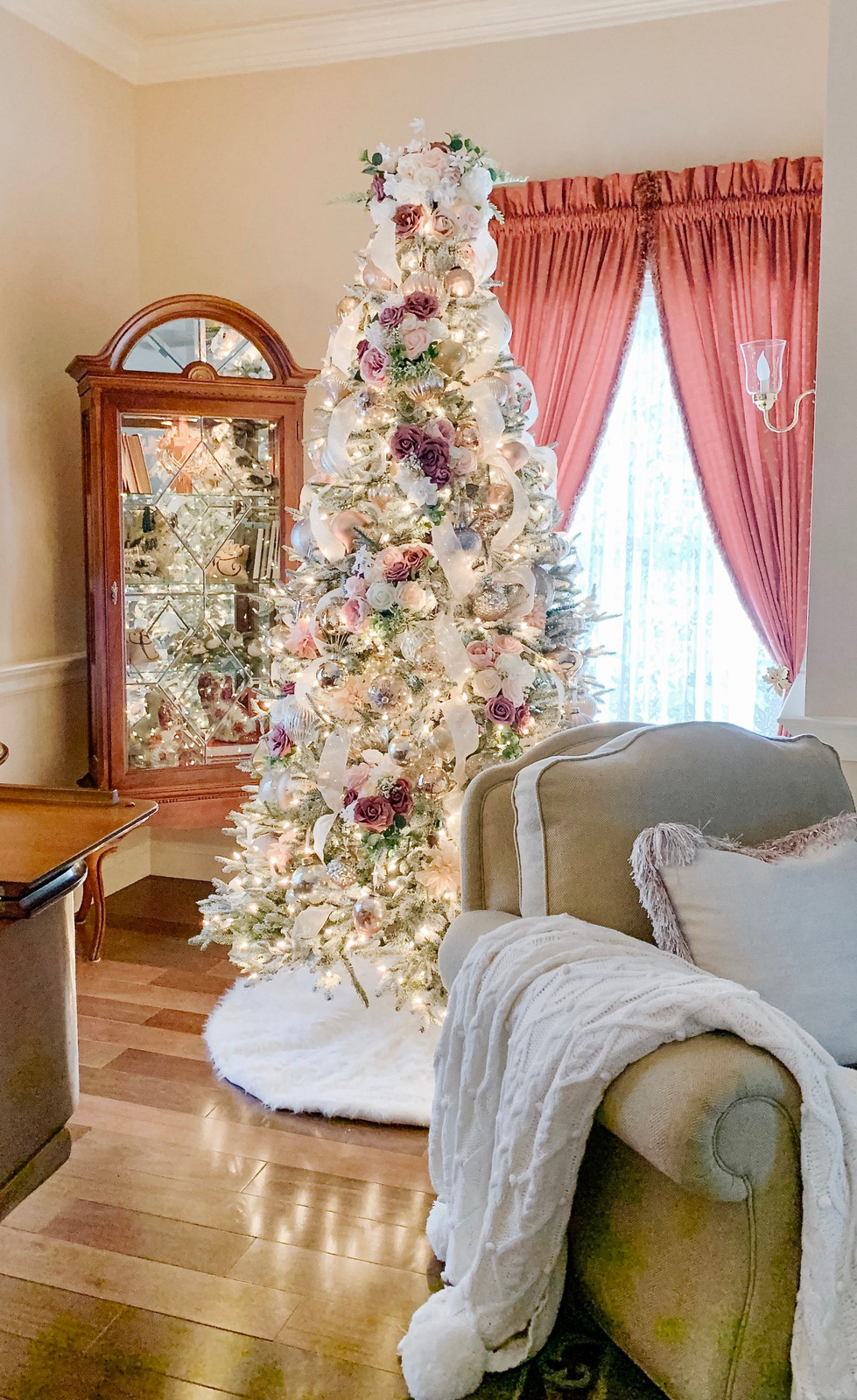 Delicate Pink and White Floral Accents on a Luxury Christmas Tree — Elegant Christmas Tree