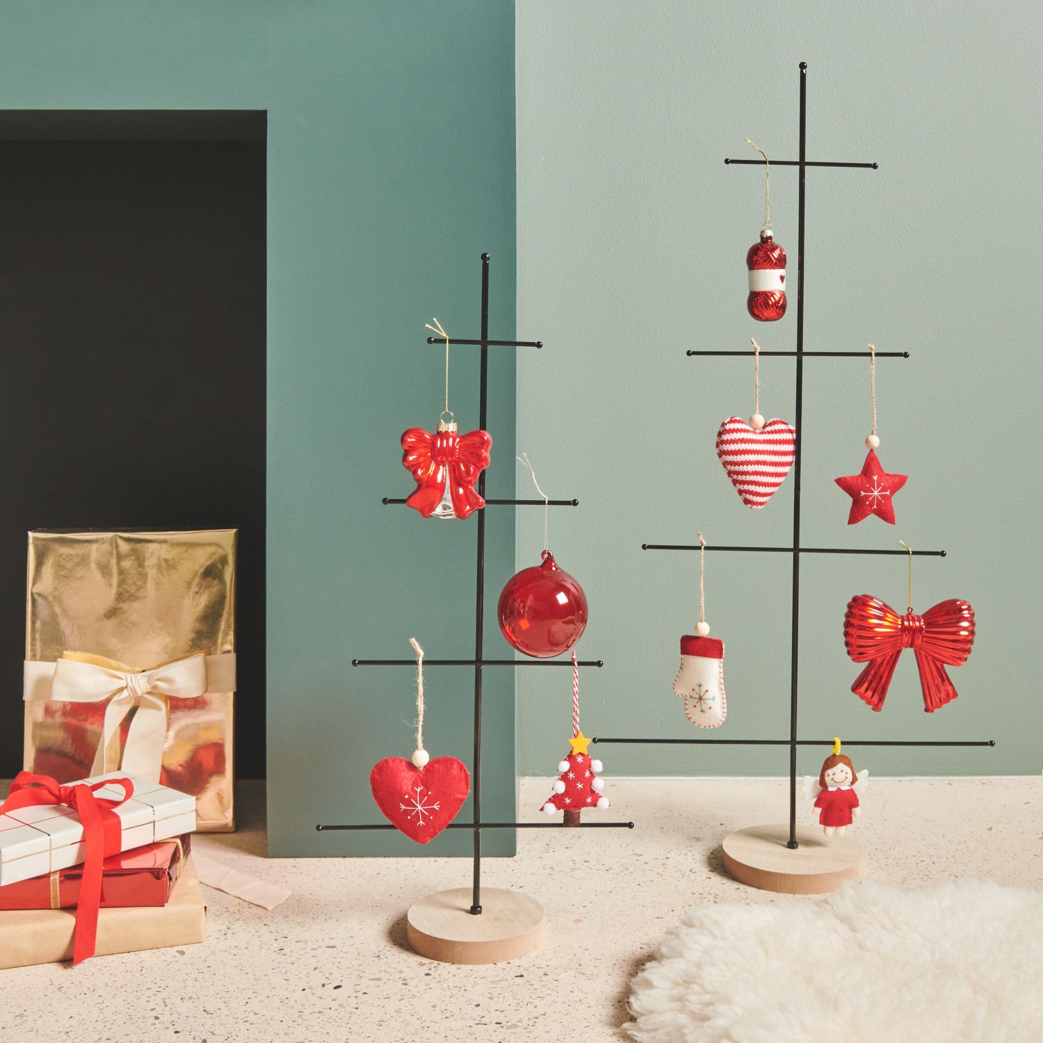 Fully Decorated Red and White Tree with Presents Fully Decorated Red and White Tree with Presents — Red and White Christmas Tree