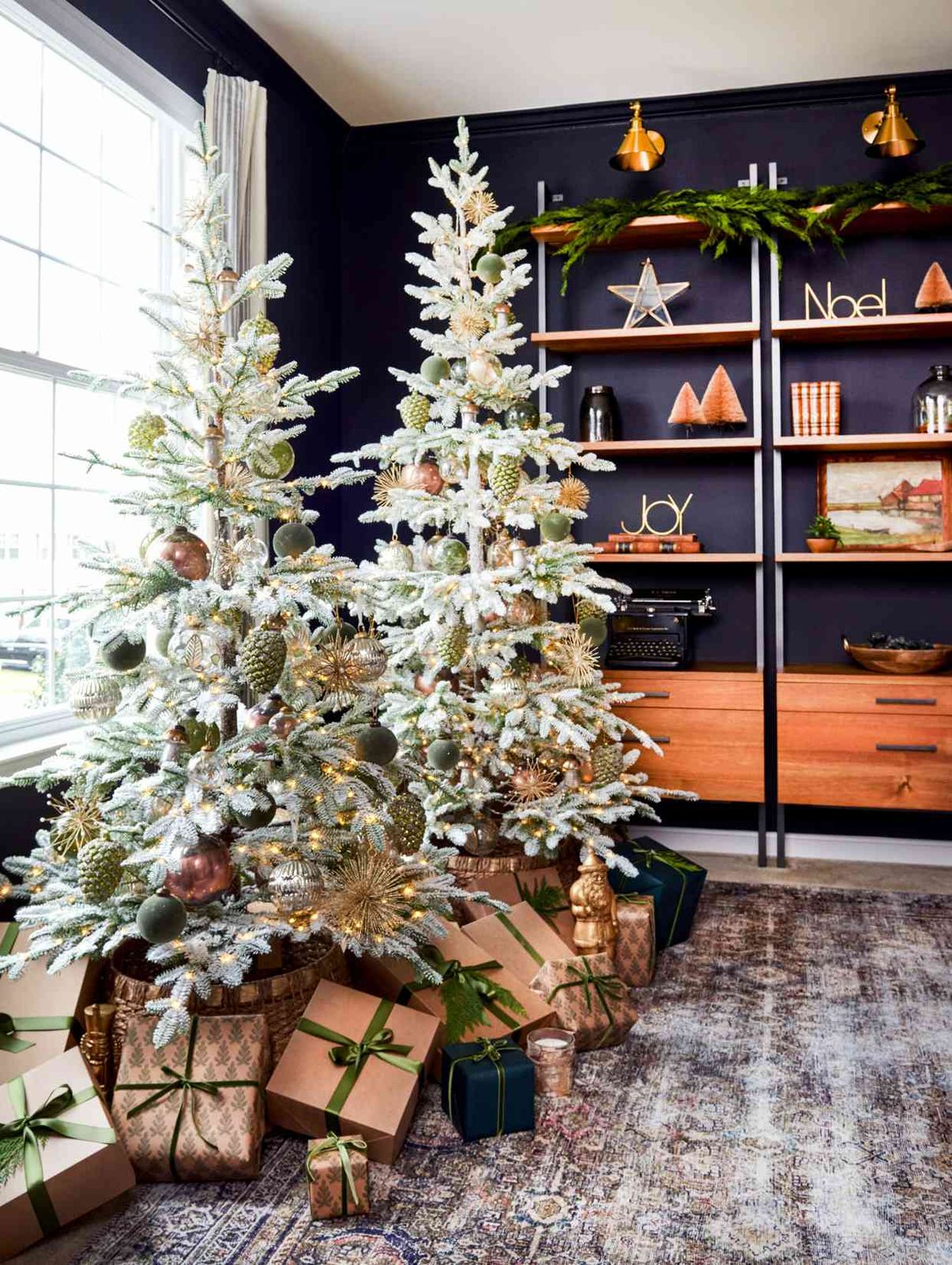 31 Stunning Ways to Decorate a White Christmas Tree