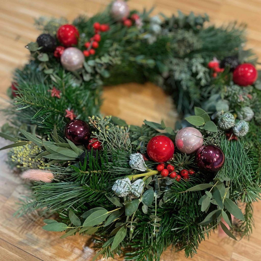 Festive DIY Wreath with Red Berries and Baubles Festive DIY Wreath with Red Berries and Baubles — DIY Christmas Wreath