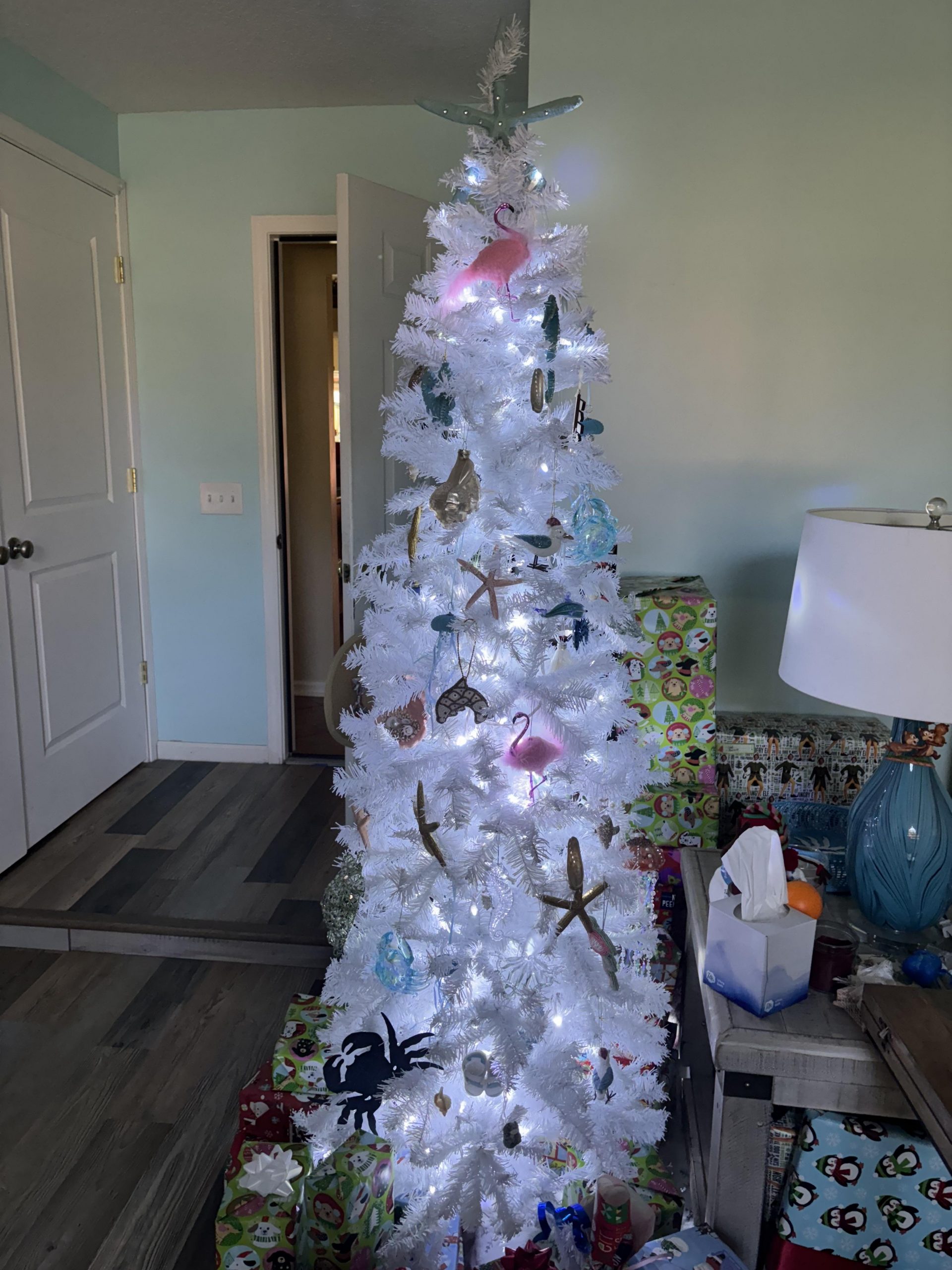 Living Room White Christmas Tree with Coastal Flamingo Ornaments Living Room White Christmas Tree with Coastal Flamingo Ornaments — Coastal Christmas Decor