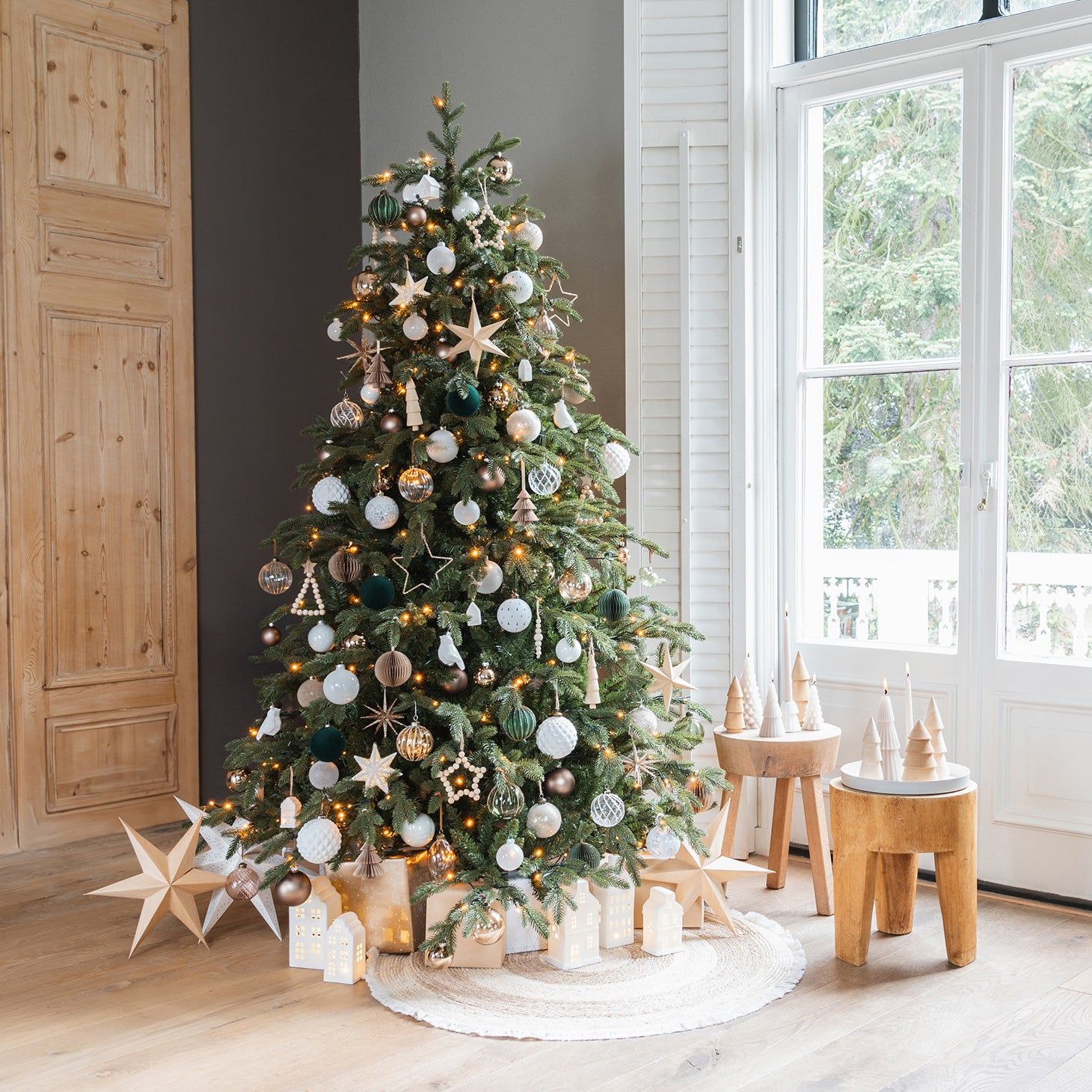Modern Scandinavian Christmas Tree with Green and White Decor — Elegant Christmas Tree