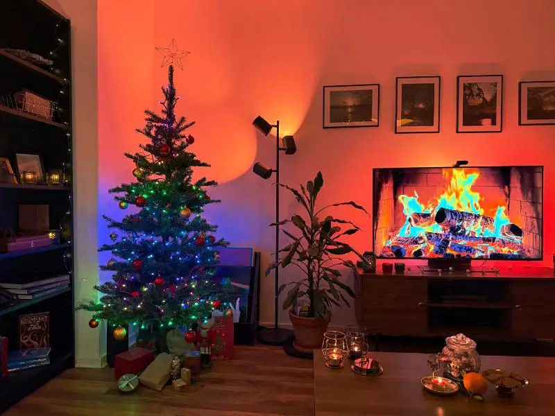 Modern Living Room with Multicolor Christmas Tree and Ambient Lighting Modern Living Room with Multicolor Christmas Tree and Ambient Lighting — Christmas Fairy Lights Living Room