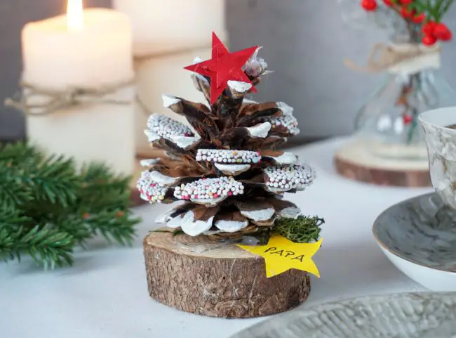 Pinecone Christmas Tree Place Card with Red Star — Christmas Place Cards