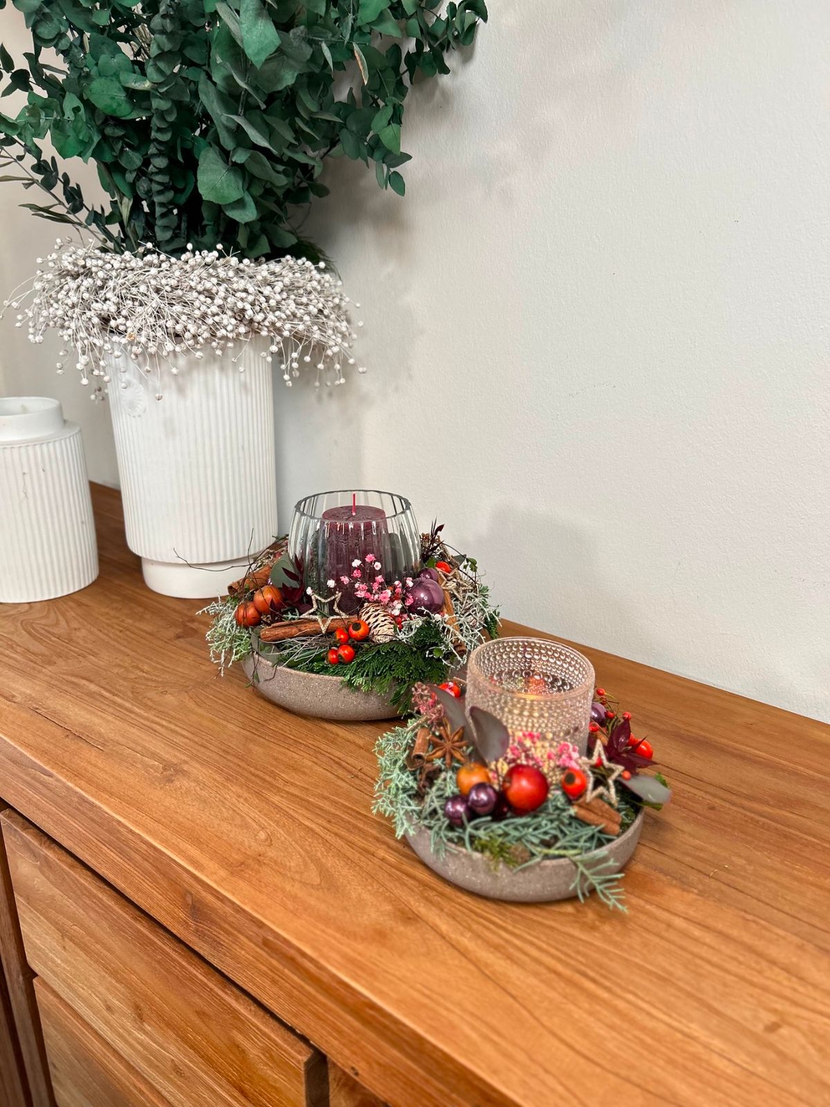 Natural Christmas Centerpieces with Candles, Moss, and Berries — Christmas Candle Decor