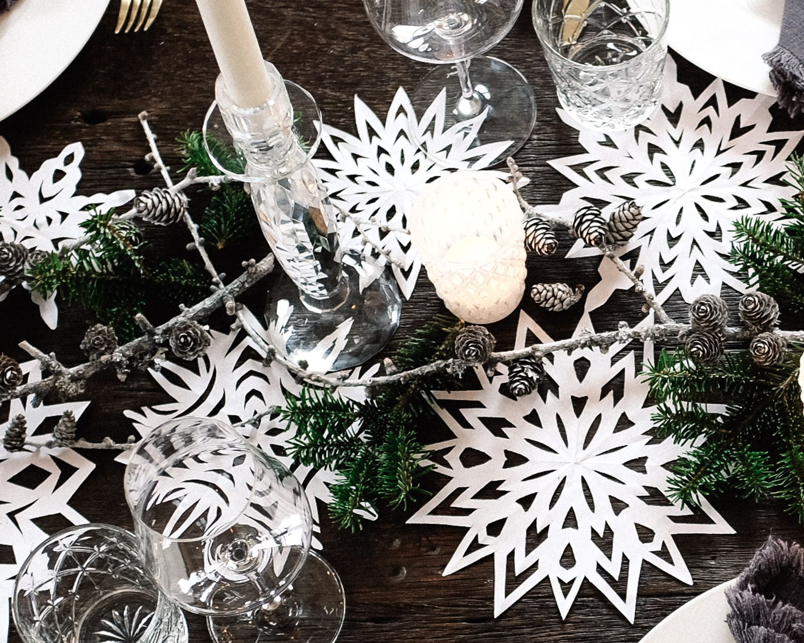 Rustic Table Setting with Snowflake Placemats and Pine Garland Rustic Table Setting with Snowflake Placemats and Pine Garland — Christmas Party Decor