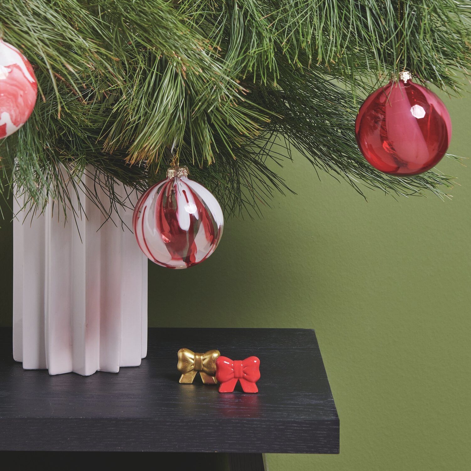 Marbled Red and White Glass Bauble with Ribbed Vase Marbled Red and White Glass Bauble with Ribbed Vase — Red and White Christmas Tree