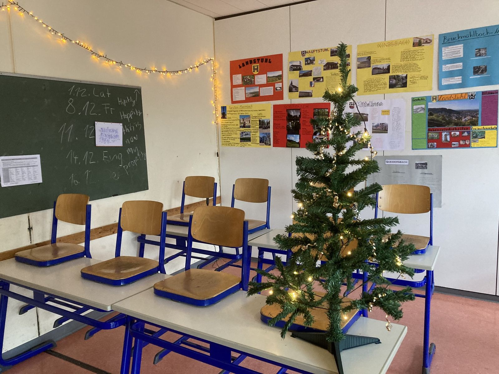 Traditional Classroom Christmas Tree with Presents Traditional Classroom Christmas Tree with Presents — Christmas Classroom Decor
