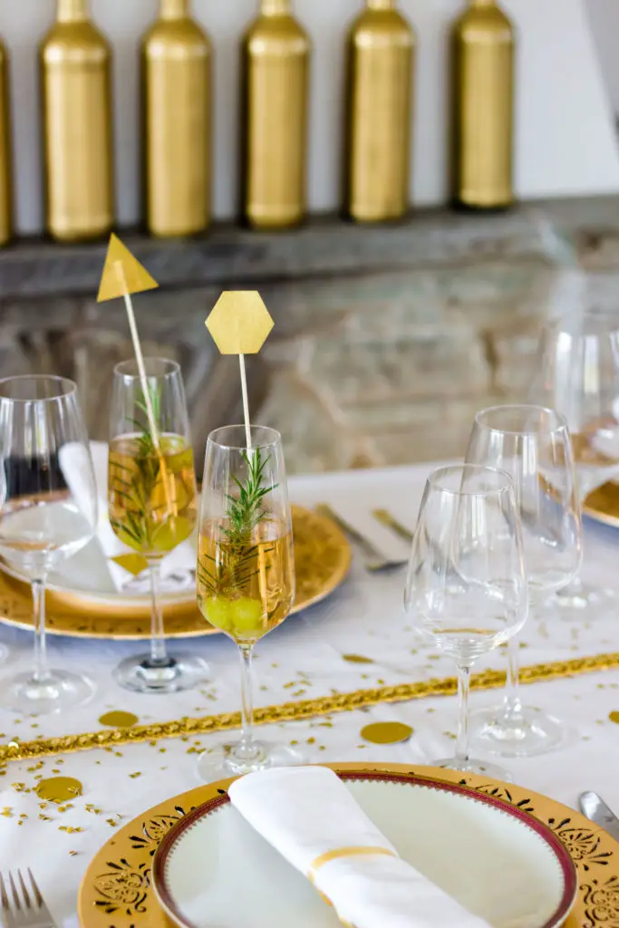 Elegant Gold Patterned Charger Plates with Confetti — Gold New Years Eve Decor