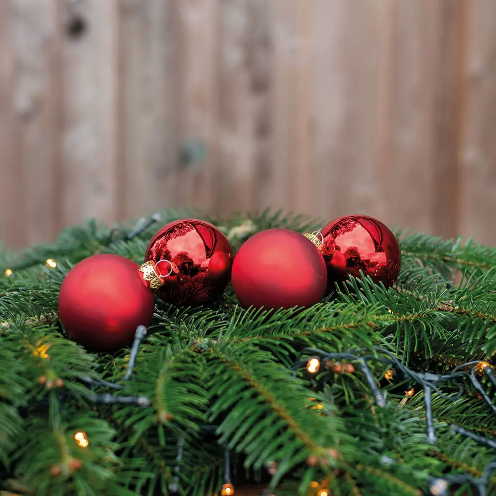 Traditional Christmas Tree with Shiny Red Baubles — Ornament Christmas Tree