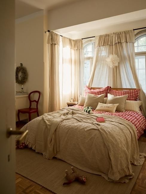 Traditional Bedroom with Canopy Bed and Gingham Bedding — Christmas Bedroom Decor