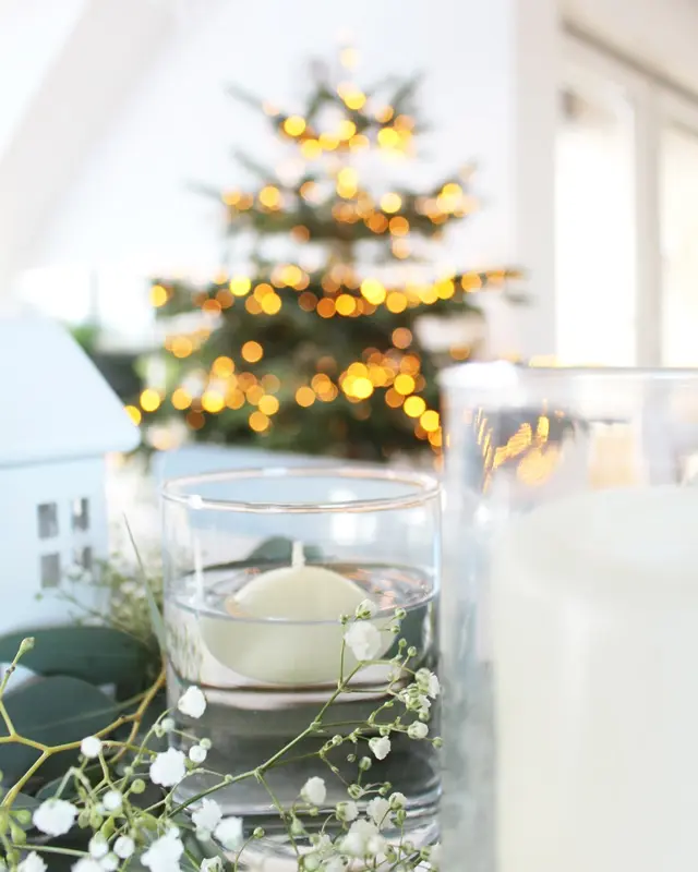 Modern Glass Bowl Centerpiece with Candle and Cinnamon Sticks Modern Glass Bowl Centerpiece with Candle and Cinnamon Sticks — Christmas Wedding Centerpiece