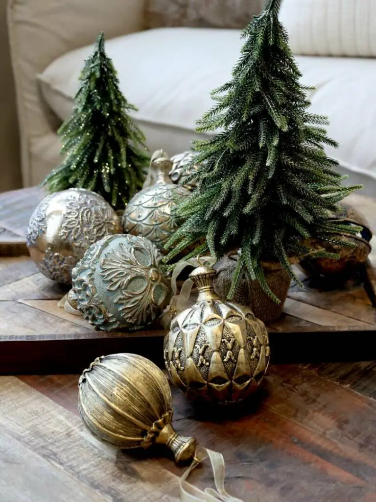 Farmhouse Vignette with Gold Baubles and Miniature Trees Farmhouse Vignette with Gold Baubles and Miniature Trees — Rustic Christmas Tree
