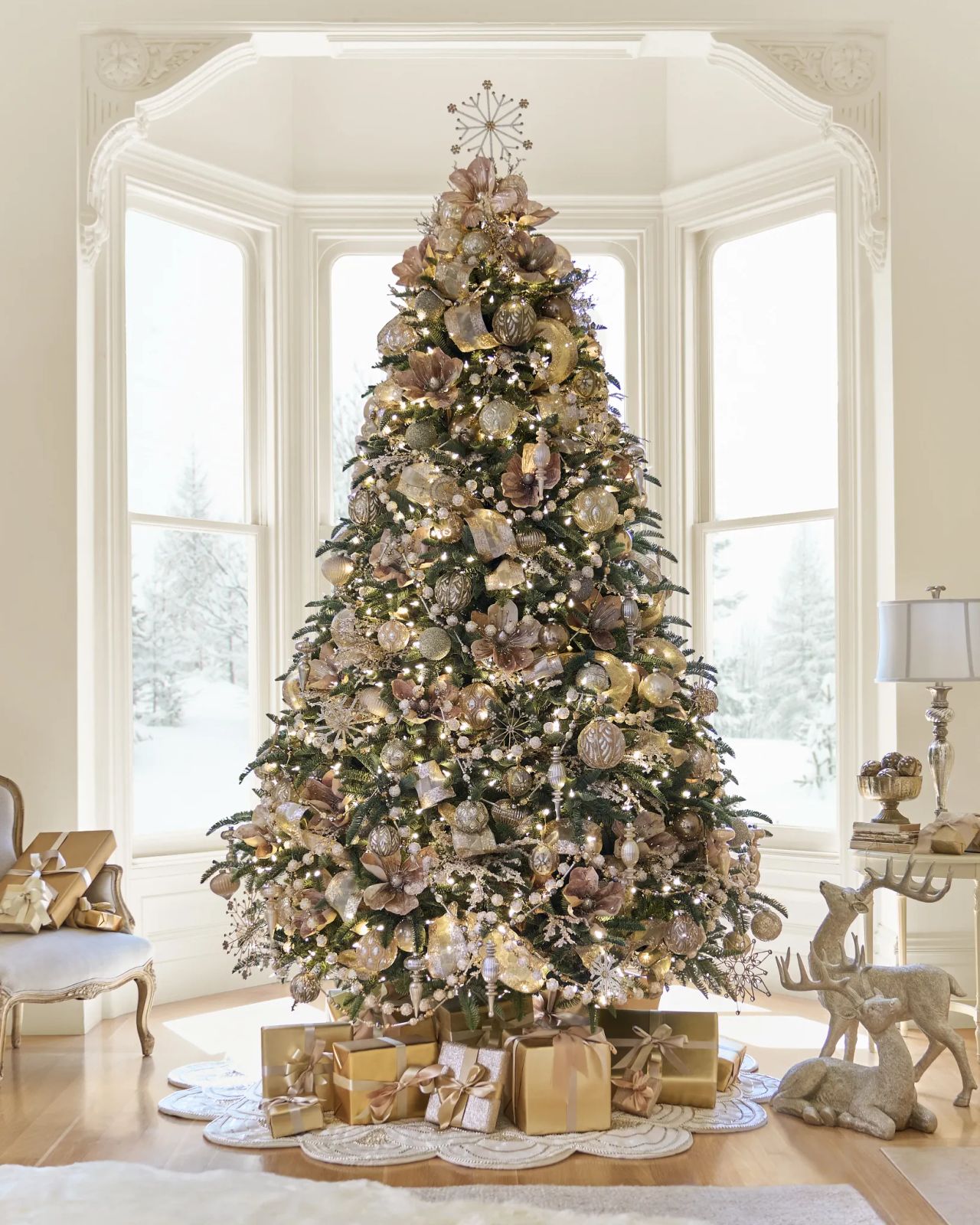 Magnificent Christmas Tree with Champagne Flowers and Gold Ribbons — Elegant Christmas Tree