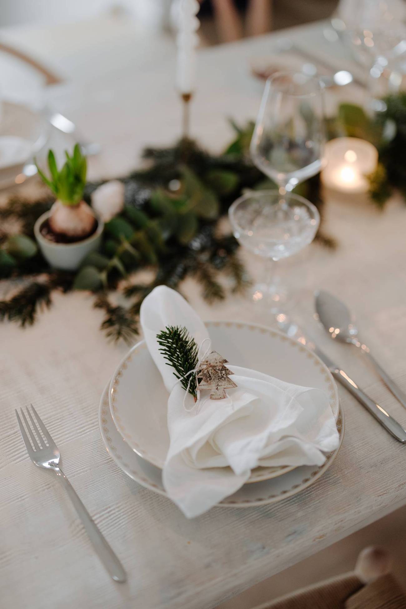 Elegant Minimalist Place Setting with Natural Touches Elegant Minimalist Place Setting with Natural Touches — Elegant Christmas Table Setting