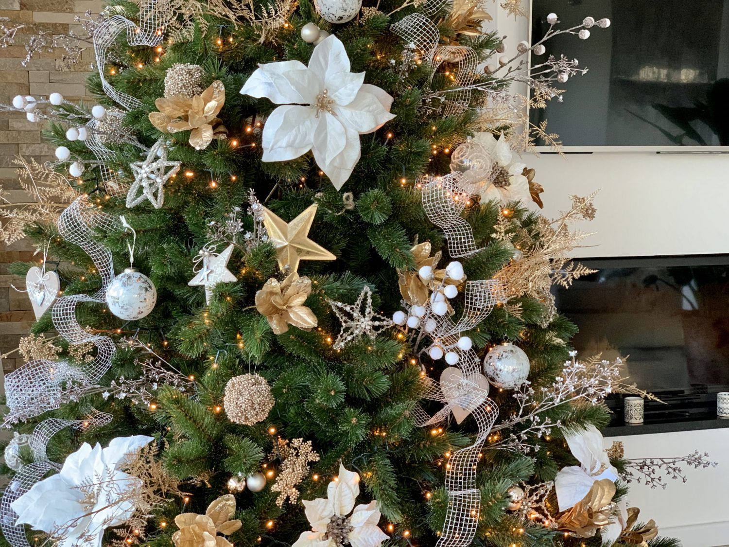 Elegant Christmas Tree with Gold and White Florals — Christmas Tree Decorating