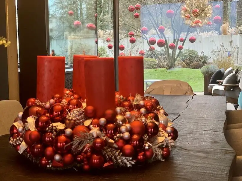 Traditional Advent Wreath with Red Pillar Candles Traditional Advent Wreath with Red Pillar Candles — Christmas Party Decor