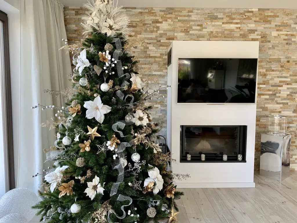 Detailed View of Elegant Gold and White Christmas Decor — Christmas Tree Decorating