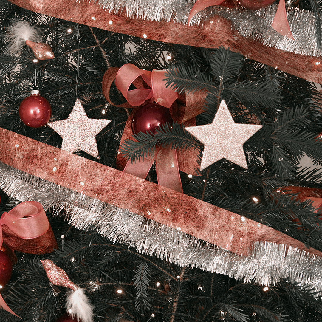 Festive Christmas Tree with Red Baubles and Glittery Stars — Ornament Christmas Tree
