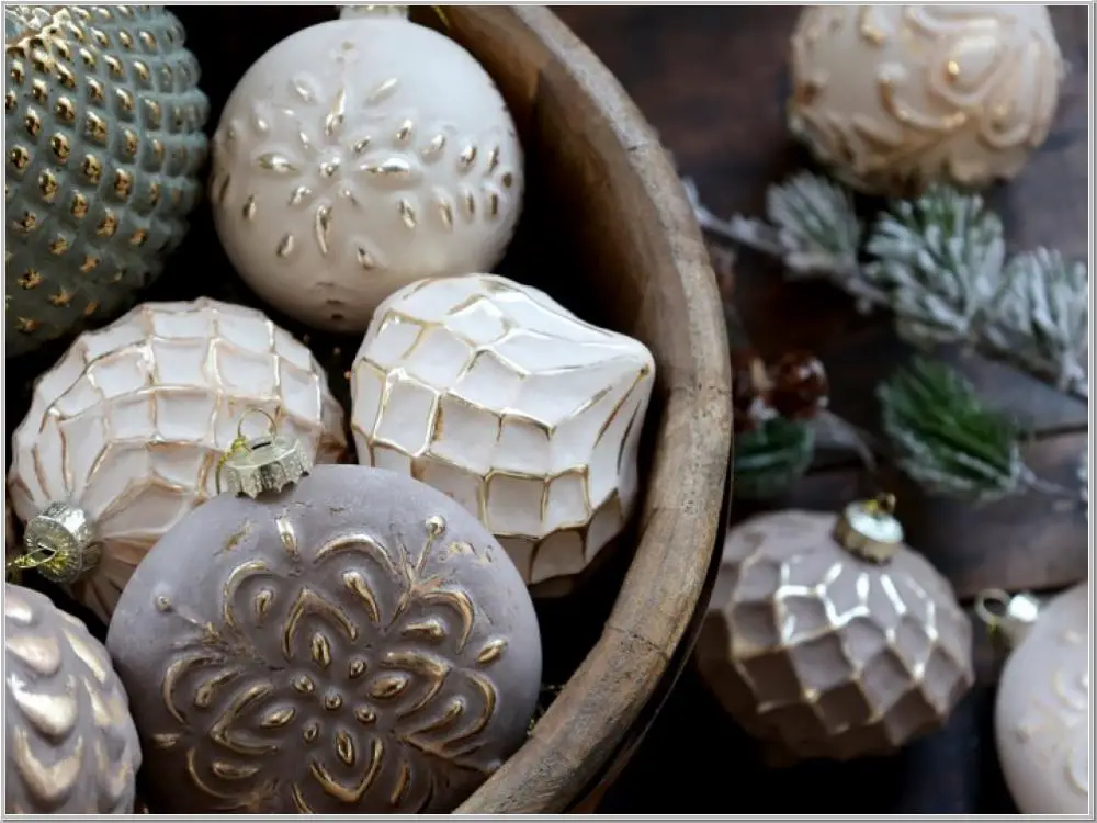 Ornate White and Gold Patterned Ornament Ornate White and Gold Patterned Ornament — Vintage Christmas Ornaments
