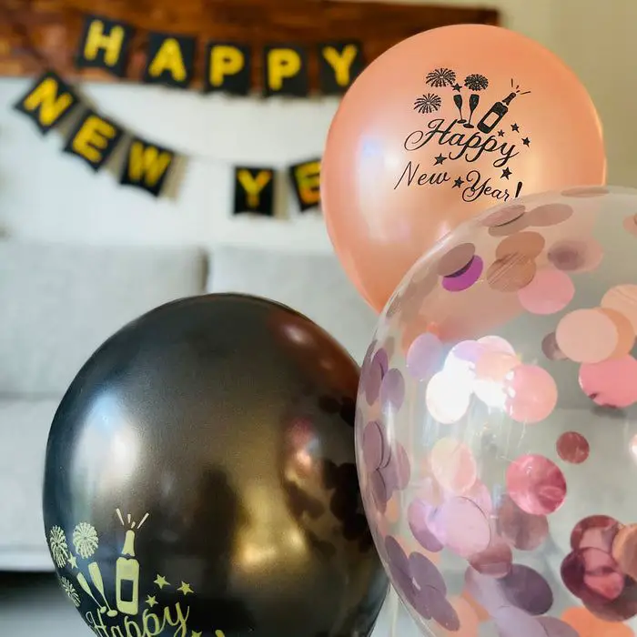 Living Room Close-up of Rose Gold and Black Balloons with 'Happy New Year' Text — New Years Eve Balloon Garland