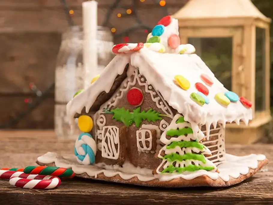 Detailed Gingerbread House Centerpiece with Candy Canes Detailed Gingerbread House Centerpiece with Candy Canes — Gingerbread Christmas Decor
