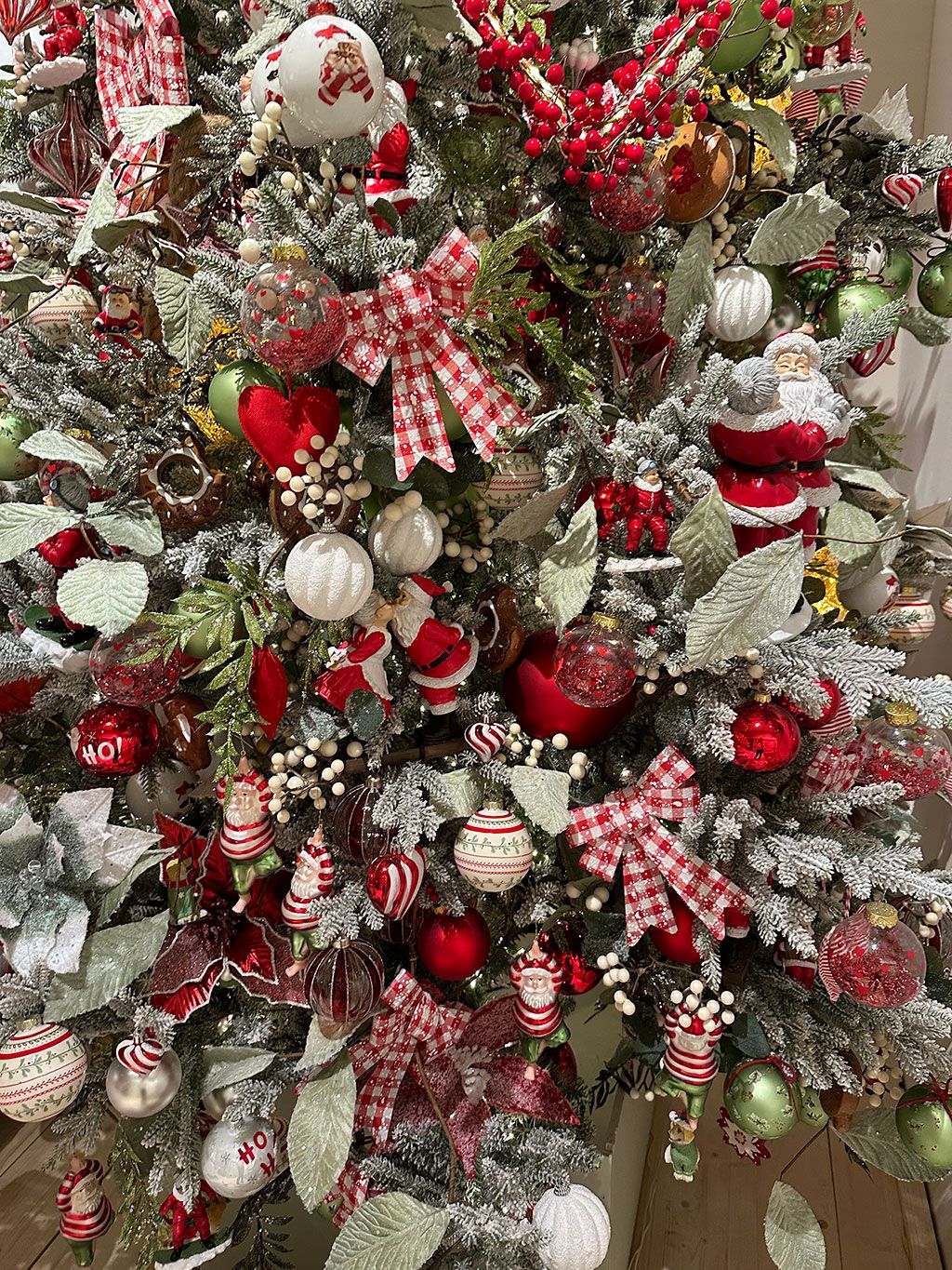 Abundantly Decorated Traditional Tree with Santa Figures Abundantly Decorated Traditional Tree with Santa Figures — Red and White Christmas Tree