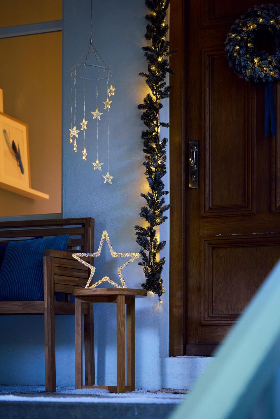 Design a Porch with a Large Light-Up Star and Garland Design a Porch with a Large Light-Up Star and Garland — Simple Christmas Outdoor Decor