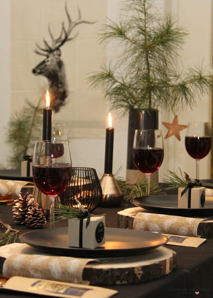 Rustic Table Setting with Black Plates on Wood Slices — Christmas Table Setting