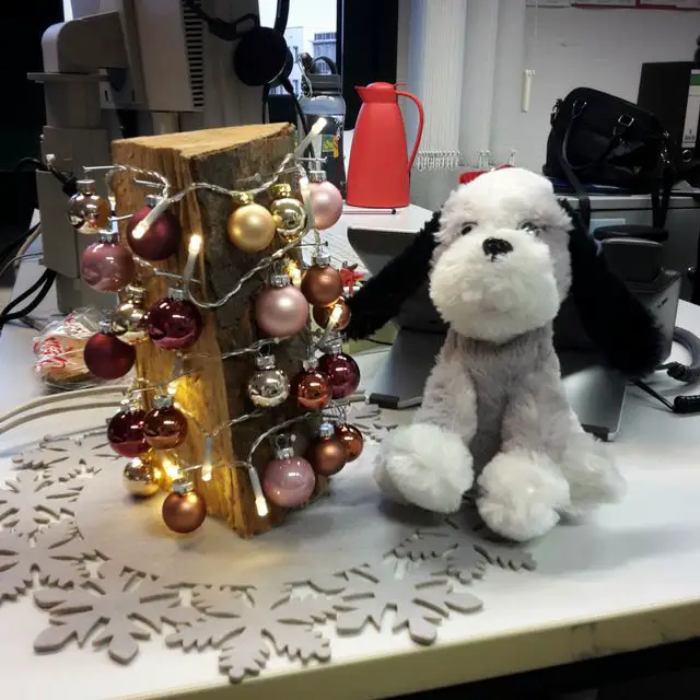 Kitschy Log Christmas Tree with Plush Dog on Office Desk Kitschy Log Christmas Tree with Plush Dog on Office Desk — Christmas Office Decor Ideas
