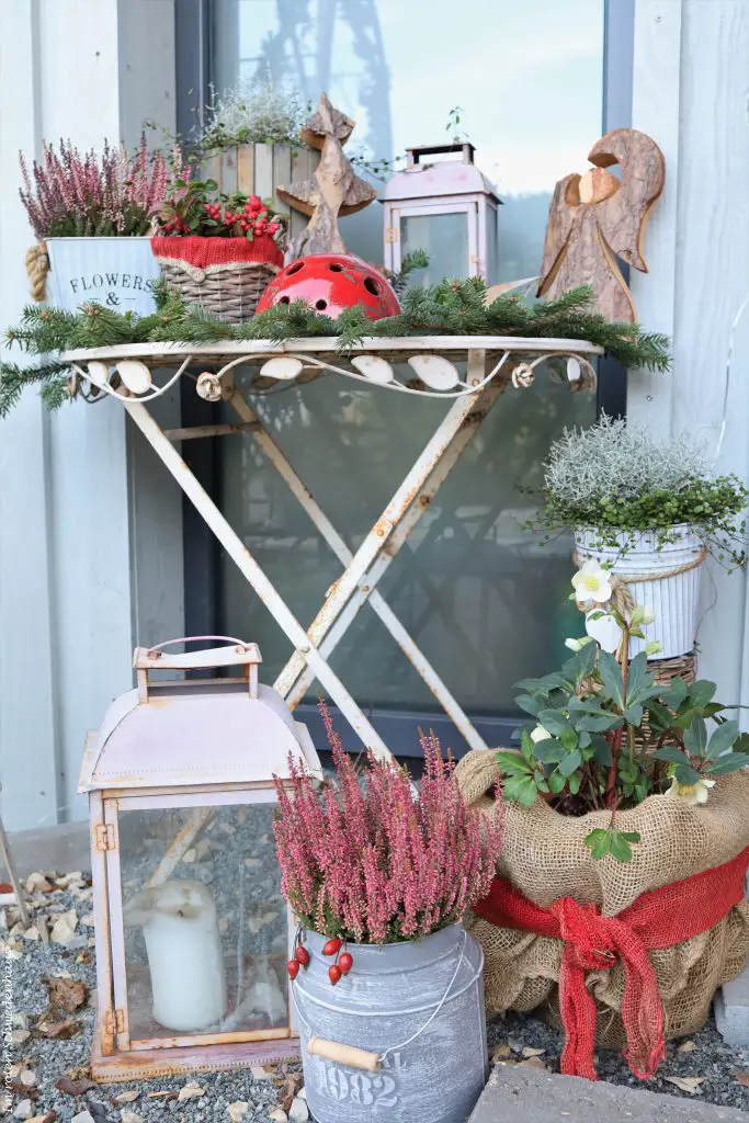Seating Area With Decor Visual Idea — Christmas Entryway Decor