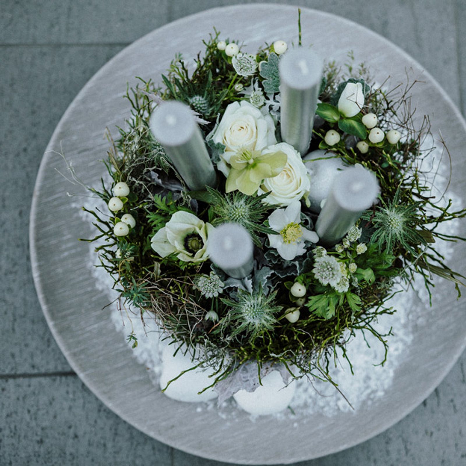 Lush Advent Wreath with White Berries and Grey Candles Lush Advent Wreath with White Berries and Grey Candles — DIY Christmas Wreath