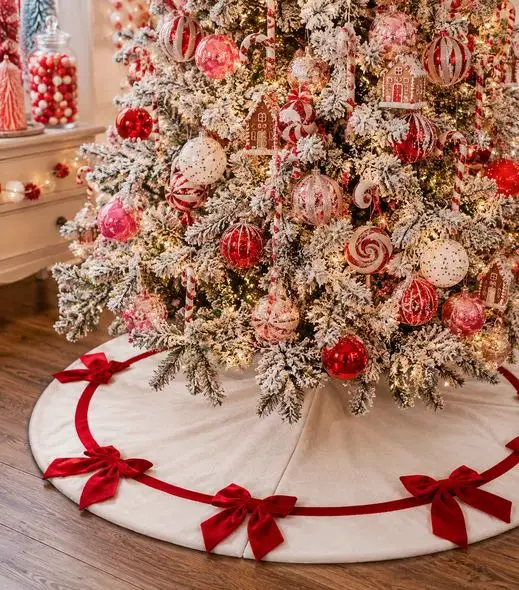 Traditional Red and White Plaid Skirt with Velvet Bows Traditional Red and White Plaid Skirt with Velvet Bows — Christmas Tree Skirt