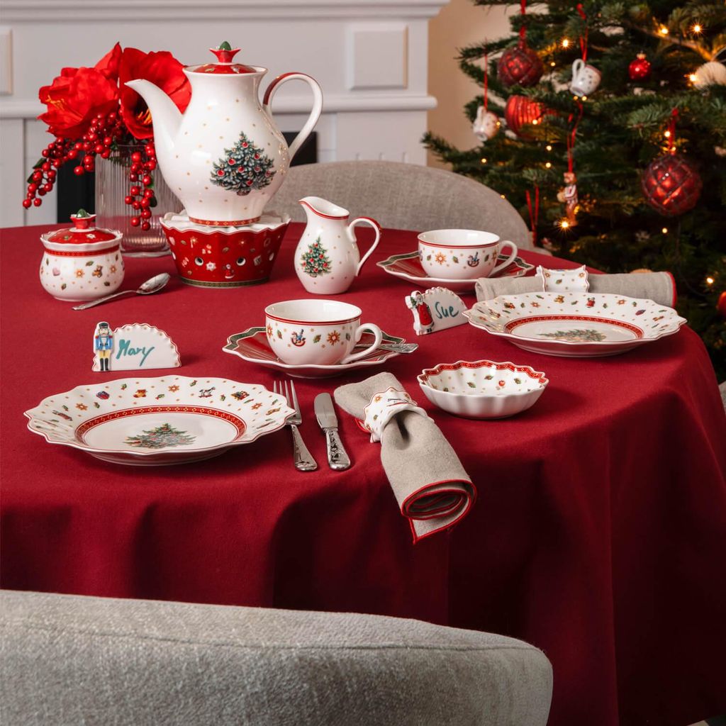Traditional Christmas Table Setting with Place Cards — Christmas Place Cards