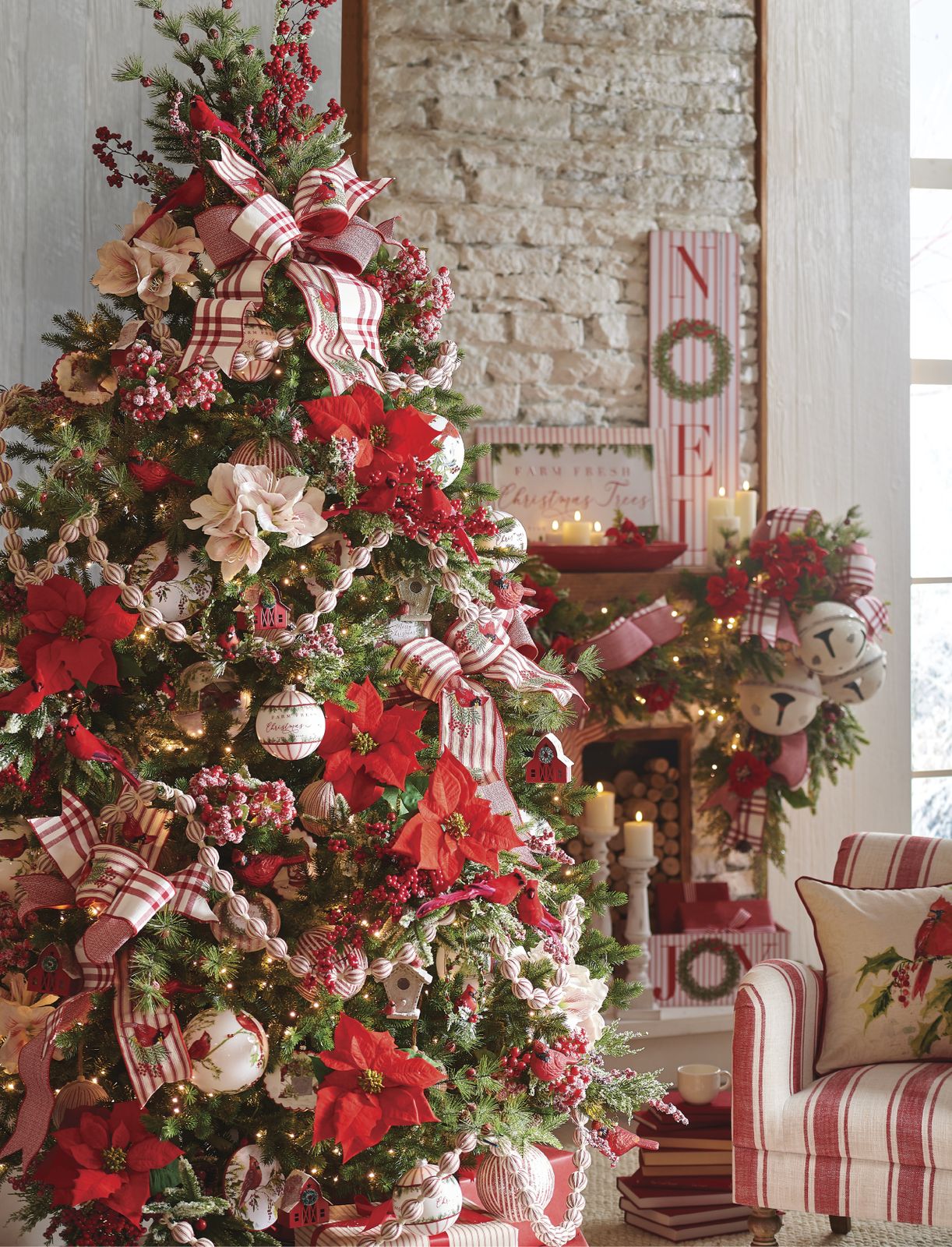 Traditional Red and White Christmas Tree with Plaid Ribbons — Christmas Tree Themes