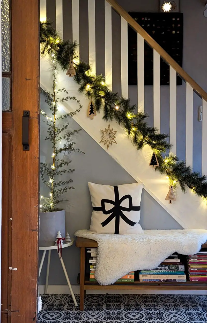 Green Garland with Fairy Lights and Wooden Ornaments — Christmas Stair Garland