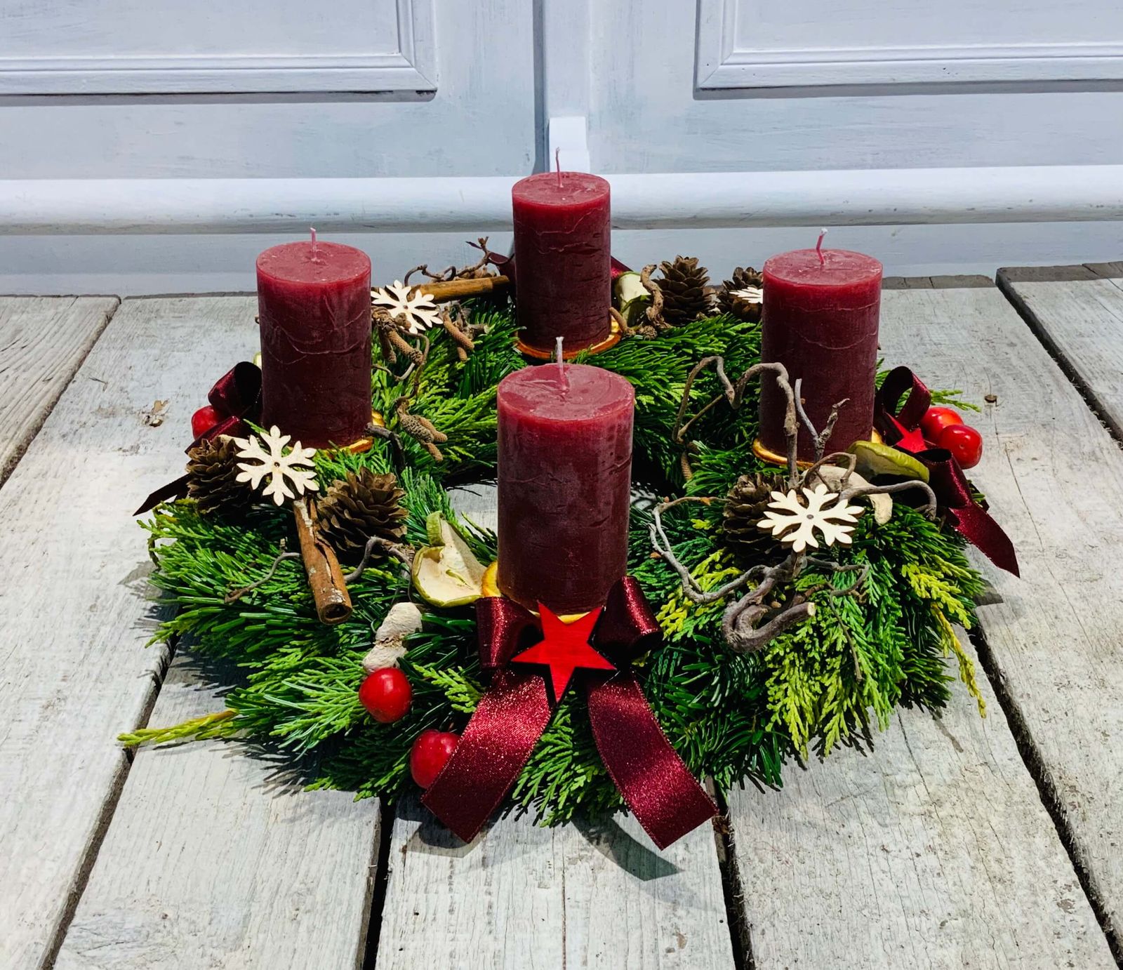 Detail Vignette Traditional Evergreen Wreath with Red Ribbon and Candles Detail Vignette Traditional Evergreen Wreath with Red Ribbon and Candles — Advent Wreath