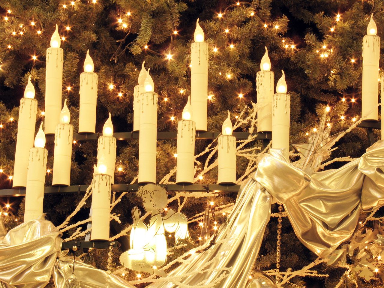 Dazzling Christmas Tree with Electric Candles and Fairy Lights Dazzling Christmas Tree with Electric Candles and Fairy Lights — Christmas Light Display Ideas