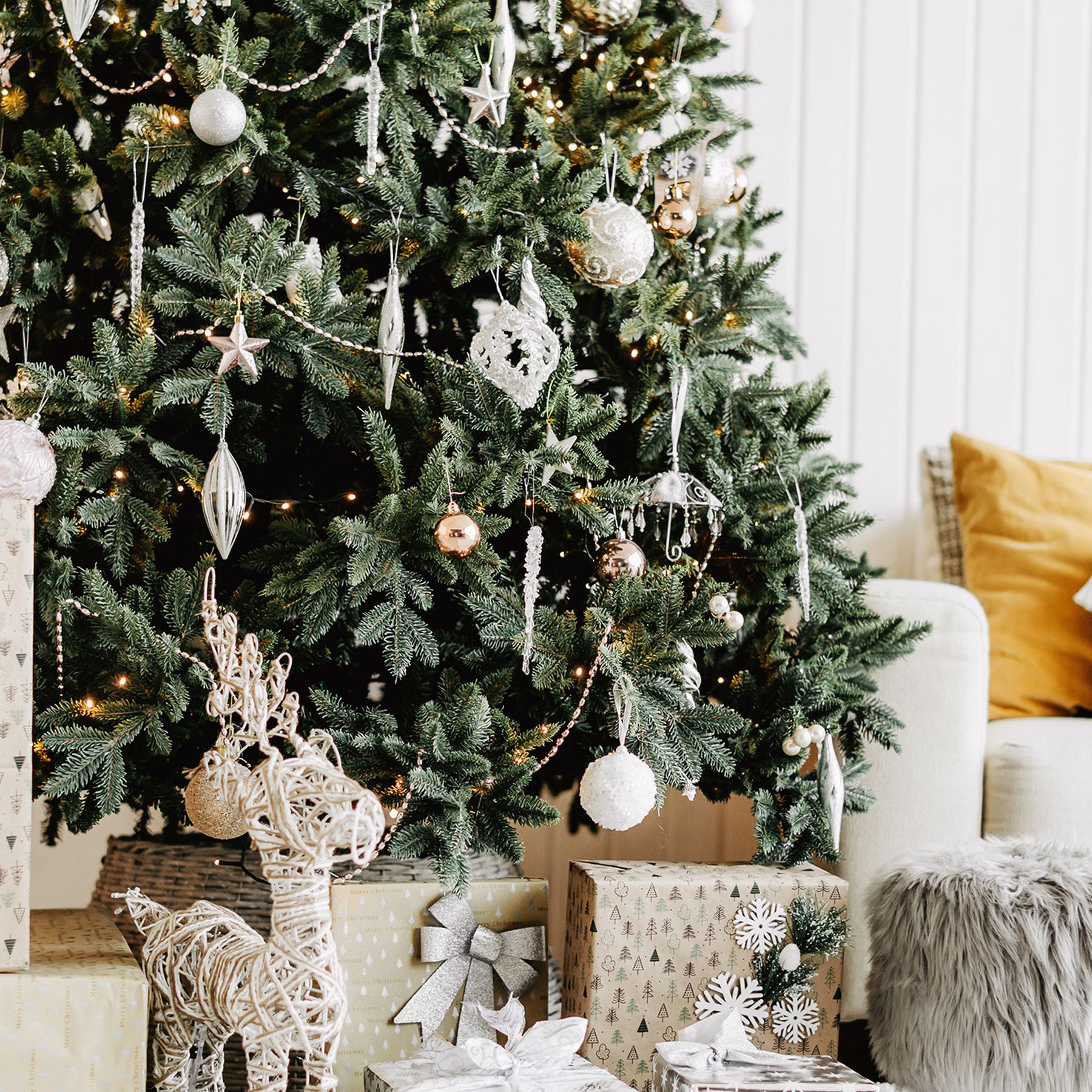 Festive Christmas Tree with Wicker Reindeer and Gifts — Neutral Christmas Tree