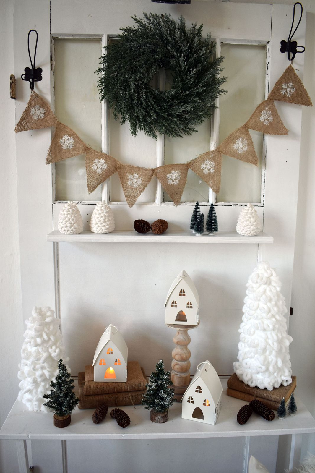 Rustic Minimalist Christmas Shelf Decor with Wreath and Garland — Christmas Dining Room Decor