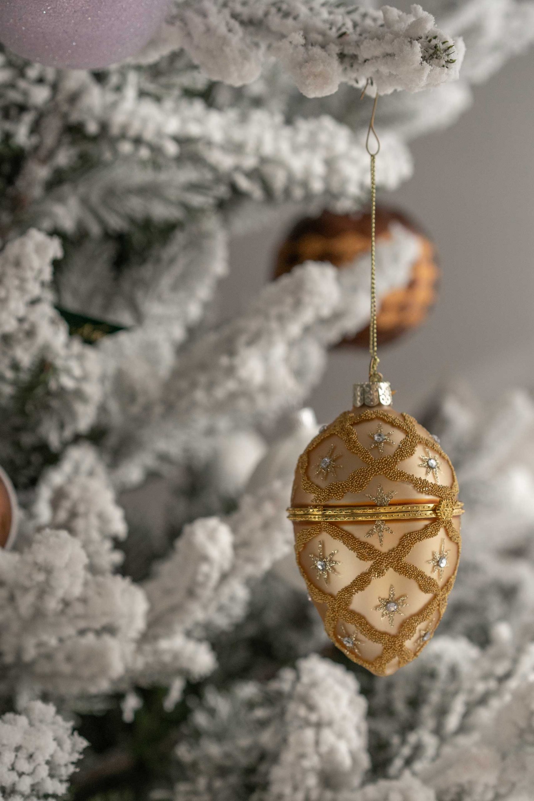 Glamorous Ornate Gold Christmas Ornament Detail — Christmas Living Room Decor