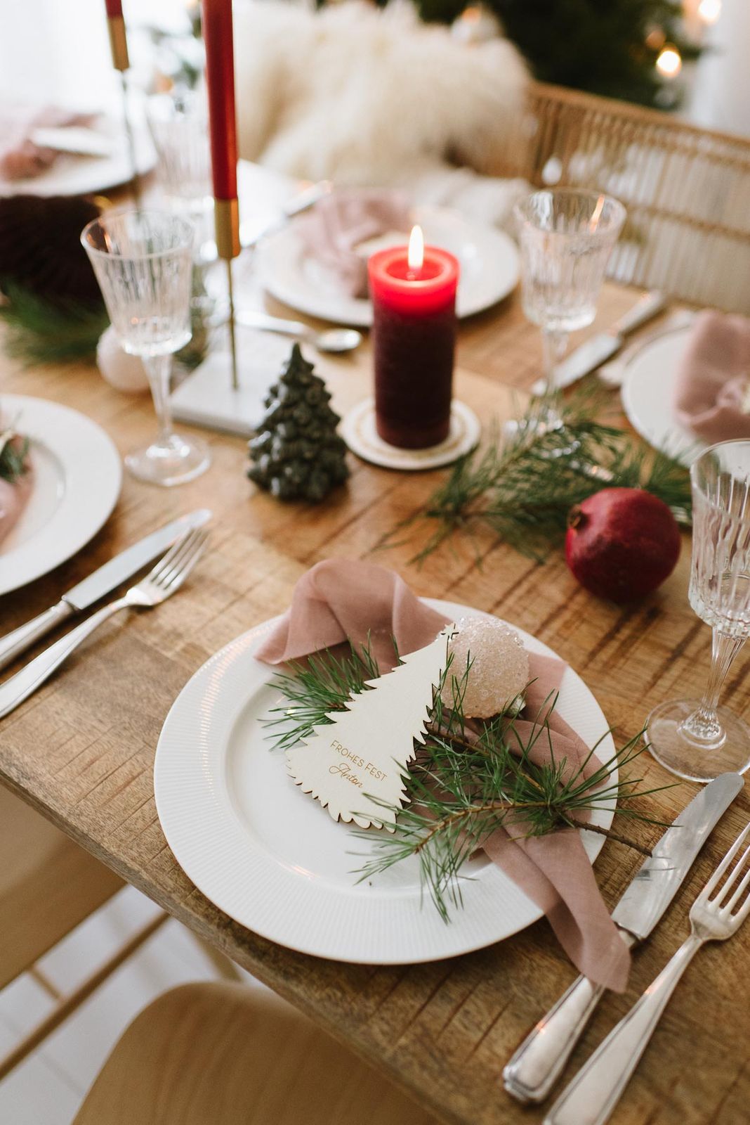 Boho Christmas Table with Pomegranate and Tree Place Card — Christmas Table Setting