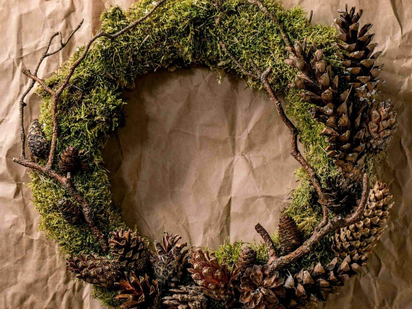 Rustic DIY Moss and Pinecone Christmas Wreath — DIY Christmas Decor